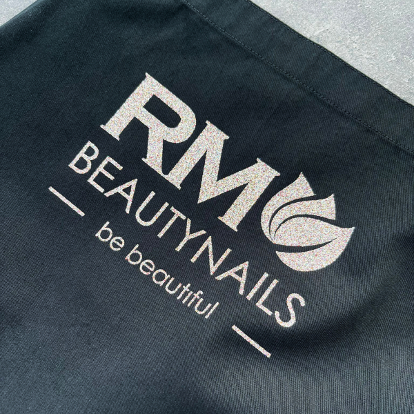 Schürze mit RM Beautynails Logo in Glitzer